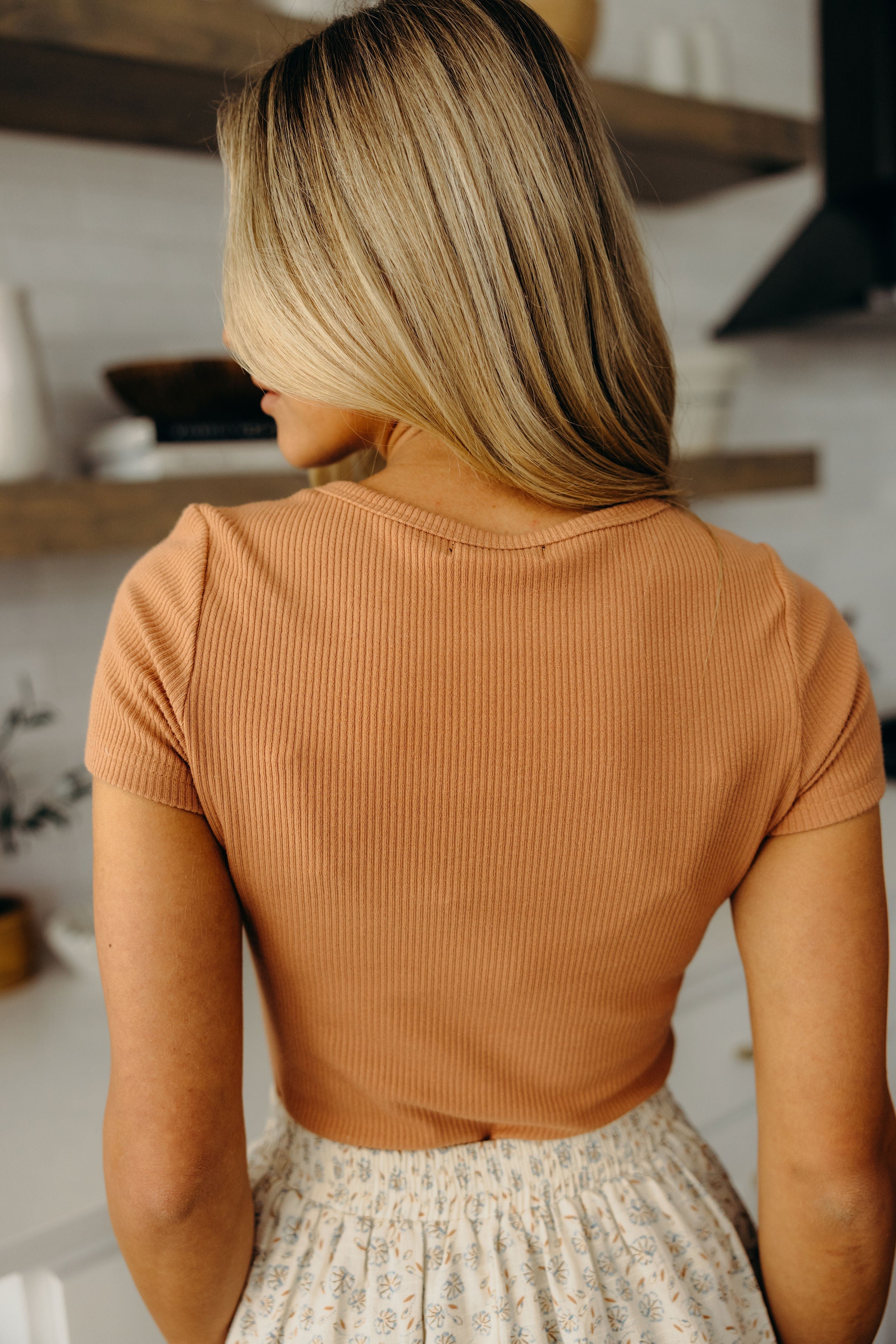 RIBBED SWEATER SCOOP TEE IN CAMEL