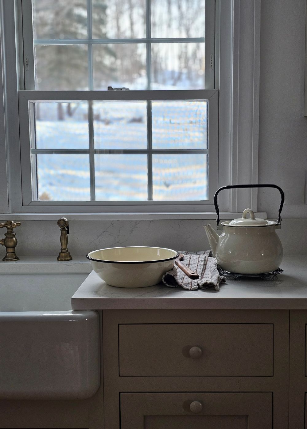 Enamel Kettle in Ivory with Black Handle