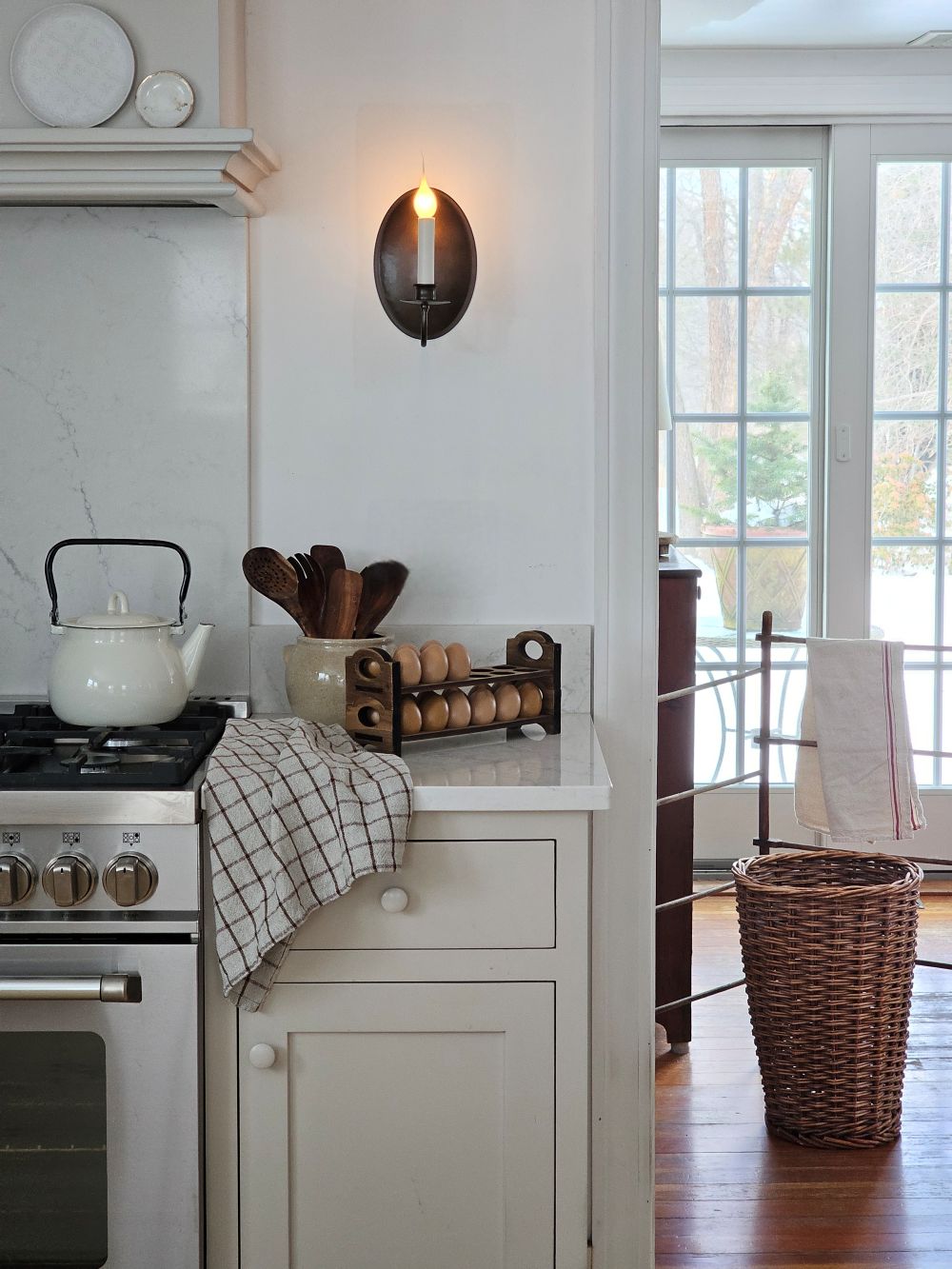 Enamel Kettle in Ivory with Black Handle