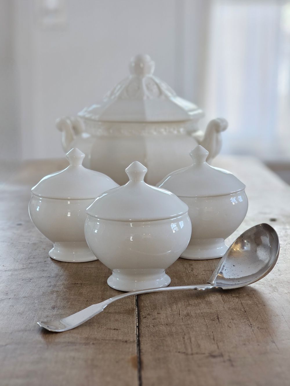 Round White Soup Bowl with Lid