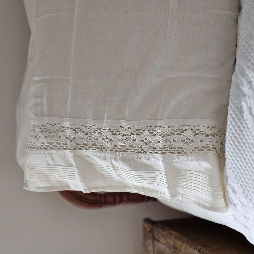 Vintage Style Crochet Lace and Pleated Edge Pillowcase Set Ivory